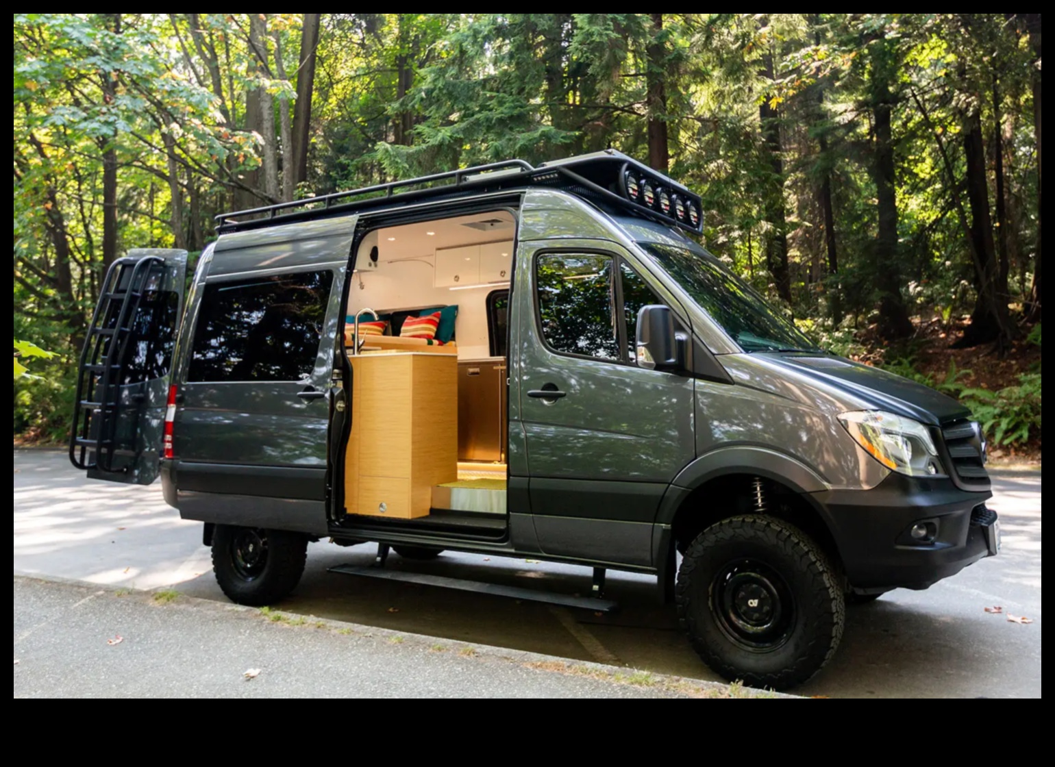 Nomad's Haven: Ērtu telpu izveide pielāgotos furgonos
