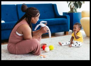 Atklājiet, spēlējiet, atkārtojiet: svarīgas rotaļlietas mazuļa attīstībai