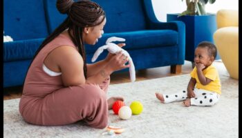 Atklājiet, spēlējiet, atkārtojiet: svarīgas rotaļlietas mazuļa attīstībai