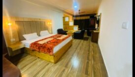 Valdzinošs skats uz upi un ezeru