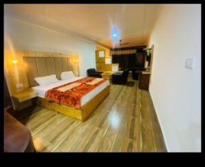 Valdzinošs skats uz upi un ezeru